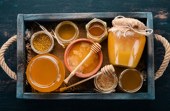 &#24517;&#23041;&#20307;&#32946;&#36187;&#20107;&#25237;&#27880;Photo of tray with an assortment of honey products