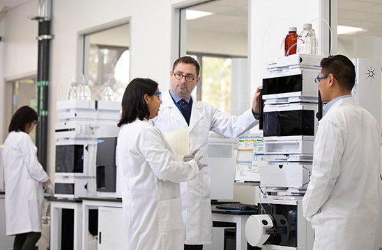 &#24517;&#23041;&#20307;&#32946;&#30331;&#24405;&#25163;&#26426;Photo of scientists in a lab over an Agilent machine