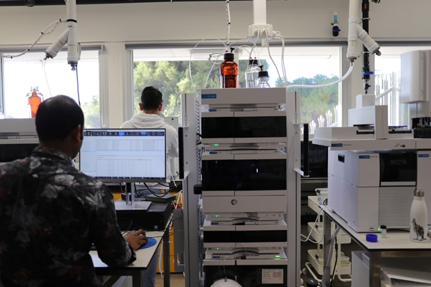 &#24517;&#23041;&#20307;&#32946;&#30331;&#24405;&#25163;&#26426;ULUU scientists Dr Sheik Md Moniruzzaman and Vatsal Meshram in their QC lab using the Agilent 1260 Infinity II LC with Agilent InfinityLab LC/MSD iQ